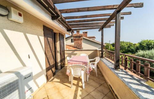 GuestHost - Visogliano Roomy Apt w Terrace near the Station - Foto 8