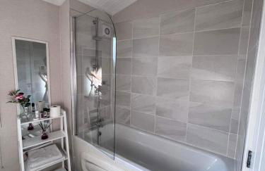 Family home in Billing aquodrome northampton sleeps up to 6 - Photo 10