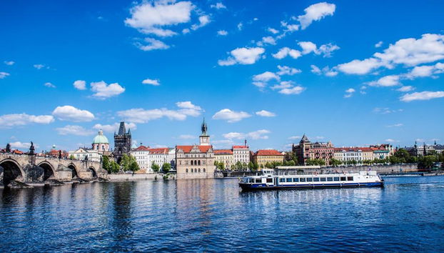 Paseo en barco por el río Moldava - Foto 3