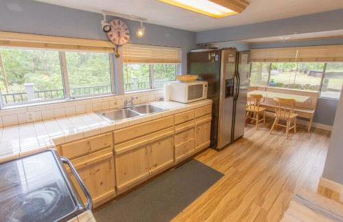 Near Yosemite Bass Lake Cabin with Hot Tub, Lake View, Pet Friendly - Photo 14