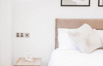 The Abbey Apartment - 1BR Apt with Dedicated Workspace, Fast Wifi & Stylish Kitchen Island & Free Secure Underground Parking - Foto 42