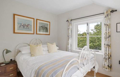 The East Wing Set in Beautiful Gardens Parking - Foto 3