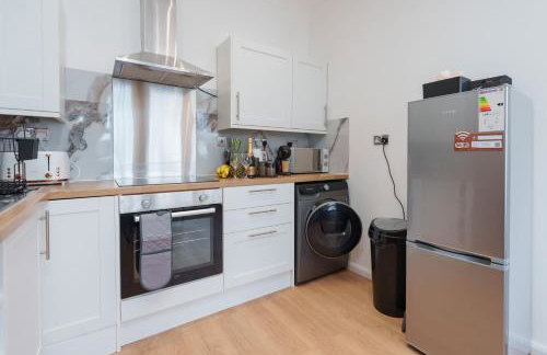 Stylish 3 Bedroom Sea View Apartment -Free Parking- Sleeps 9 - Photo 7