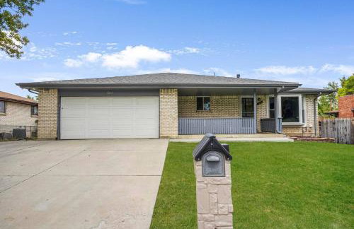 Arvada Retreat + 6 BD + Movie Theater - Photo 6