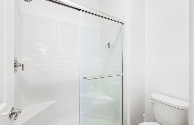 Chic Modern Retreat With Stunning Views 1360 Sqft - Photo 29