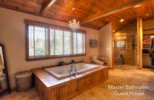 Gingerbread House on Mooselookmeguntic Lake - Foto 6