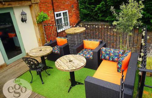 Beamed Village Apartment with Fireplace and Private Terrace, Castle Donington - Photo 13