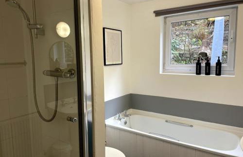 Quiet location close to centre - Photo 6