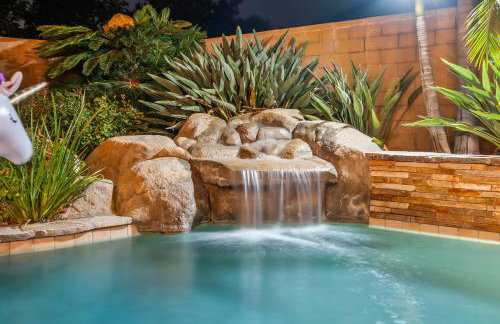 Entire Private Home with 4 Bedrooms, Pool, Hot Tub, King Bed, Garage, Available Now - Foto 28