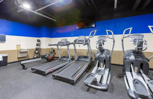 Steps 2 Everything! - KING Bed - Amazing Roof and Gym - Foto 8