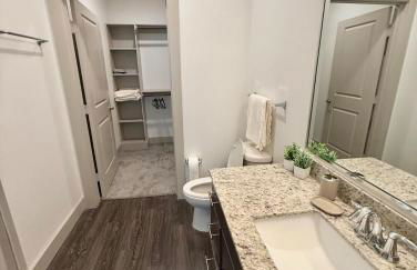 Modern 1BR Dallas peaceful escape in the heart of Farmers Branch! Less than 20 minutes from Downtown Dallas, 15 from DFW ariport 15 from Grapevine - Photo 6