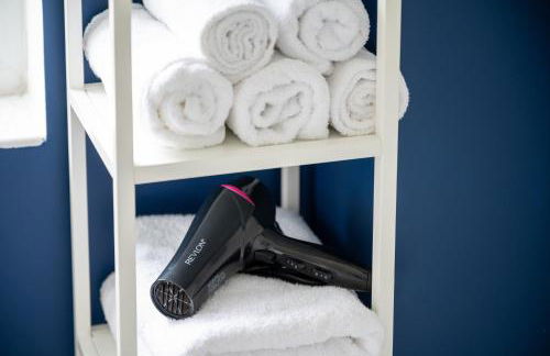 Superb Two Bedroom House Near Etihad & Coop Live - Free Parking - Foto 13