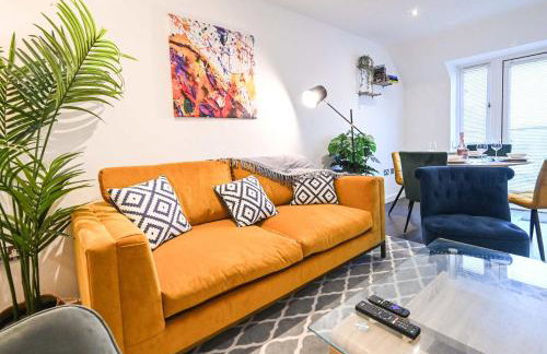 Spacious 2 Bedroom Balcony Flat with Parking and Fast WiFi - Foto 1