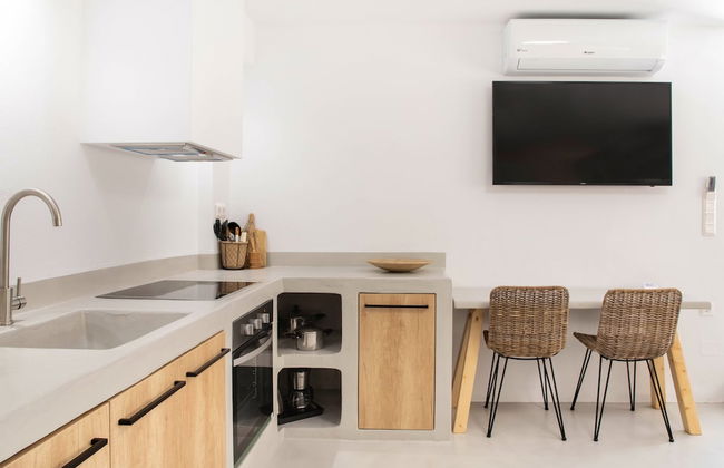 Pebble Luxury Suite by the Sea - Photo 11