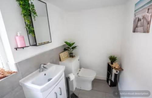 Charming 3BDR House By Homestyles Hosts Short Lets & Serviced Accommodation Hoole With Free Parking & Free WiFi - Photo 24