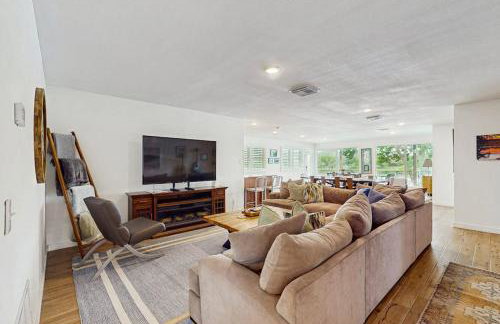 Waterfront Home with Kayaks, Game Room, Firepit, & Enormous Deck - Foto 3