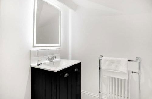 NEW! Luxurious Cottage in Durham by Stay With Us, Ideal for Large Groups & Families, Hot Tub, Sleeps 10! - Foto 52