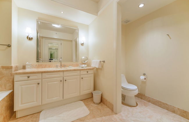 Luxury Condos at Four Seasons - Foto 30