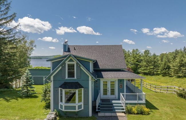 Lovely LacBrome 3 Bdrm Lakefront Cottage - Photo 16