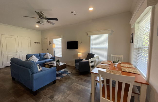 NEW 2bed 2bath With Creek and Open Spaces - Foto 2