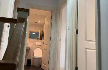 Three-bedroom modern family home by the pond with free parking - Photo 25