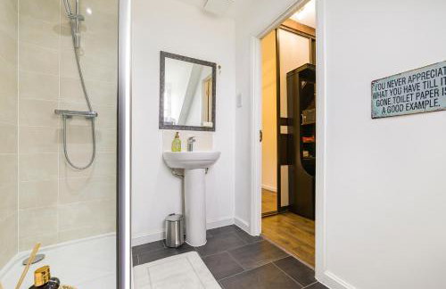 Casa Lana - Spacious and Stylish 4-Bed Home Near Gatwick with Free Parking - Foto 26