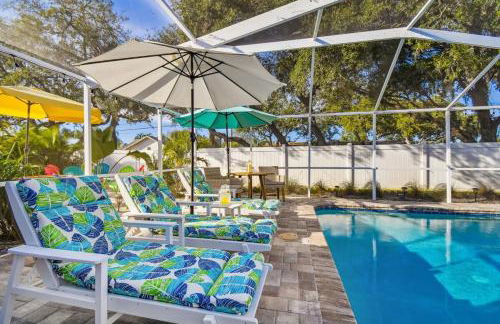 Luxury heated-pool home blocks from the beach - Foto 35