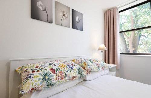Modern Comfort Near Castle St with WiFi & Parking! - Foto 40