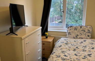 Peaceful 3 bedroom house close to Newcross hospital Wolverhampton - Photo 4