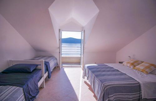 3 Bedroom Beach House with private sea access - Photo 11