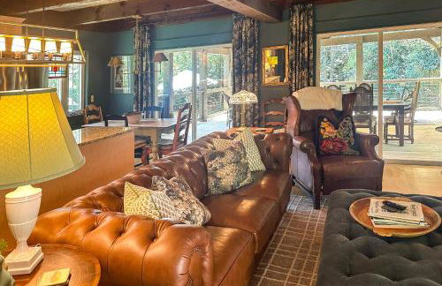 Enchanting Highlands Cottage with Pond and Waterfall - Foto 5