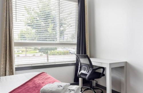 Bright & Cozy 2BR Retreat w Parking Broad Ripple - Foto 53