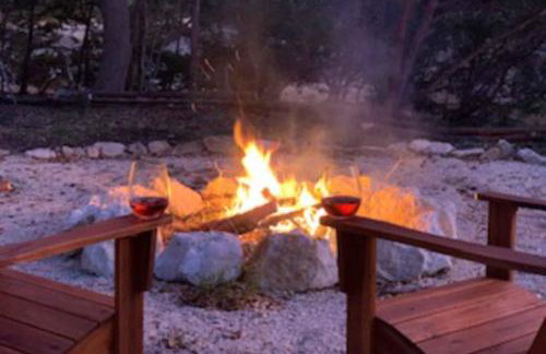 Secluded home with firepit, gas grill, central AC, game room, W/D - Foto 30