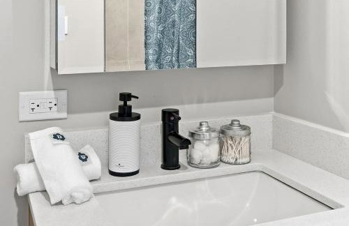 Edgewater Apt with Free Parking Gym Modern Living - Photo 33