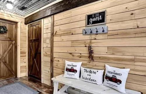 Rustic Barn Retreat w Hot Tub Game Room & FirePit - Foto 13