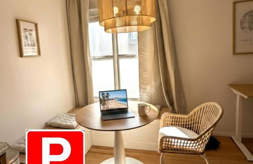 Boho 1-Bedroom BEACH Condo with Mid Size Parking, AC & Laundry - Walk 10min to BEACH! - Foto 1