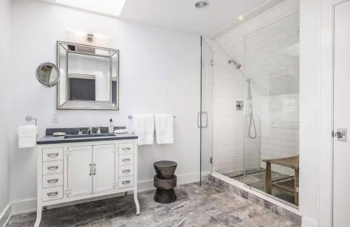 Bull Path Manor by Rove Travel - Luxe Home with Pool & Hot Tub - Foto 17