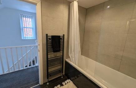 Large Modern House with Private Parking - Foto 60