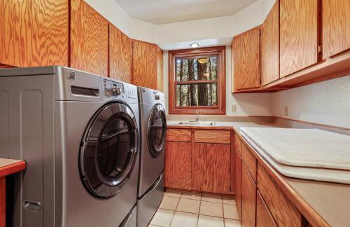 Pristine Cabin on Wooded Lot. Fantastic Location Pool Table - Foto 31