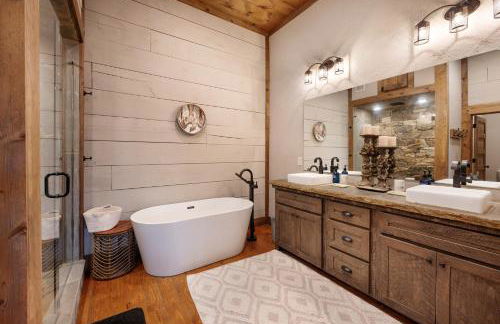 Copperline Lodge - Luxury Creekside Retreat - Creekside Views, Hot Tub, Game Room, Outdoor Fireplaces, Chef Kitchen, Fire Pit - - Foto 25