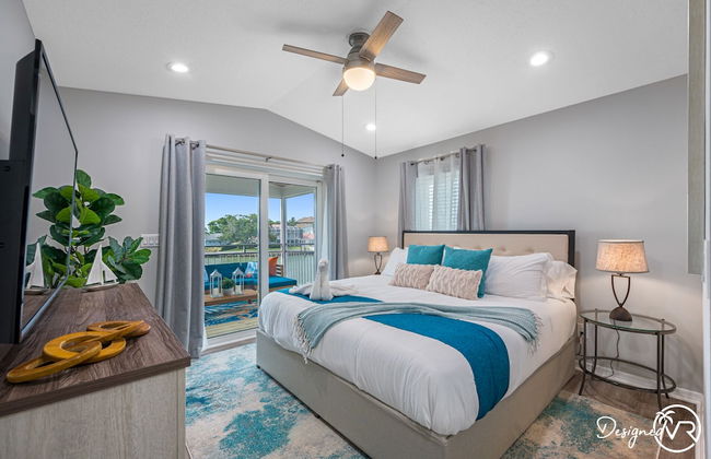 Chic 8BR with Heated Pool & Waterview - Photo 9