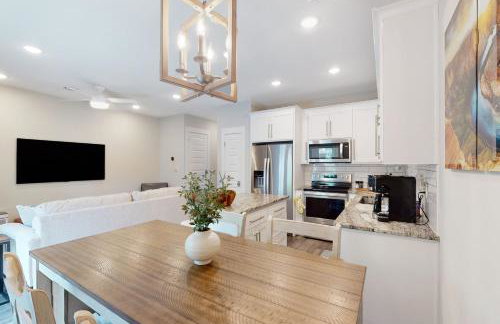 Stylish dog-friendly townhome with firepit & enclosed yard - blocks to downtown - Photo 9