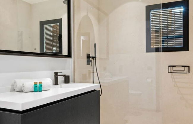 Relax in Luxury at This Stunning Seaside Villa - Photo 34