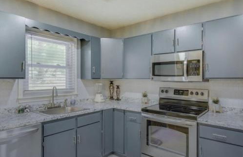 Athens home with Deck Near Sanford Stadium - Photo 11