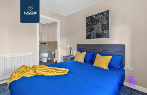 L1 - INVOICE and REDUCED PRICE only via SUNRISE SHORT LETS DUNDEE, Large 4 Bedroom House with 6 Beds and 3 bathrooms, TVs in each room, Free Parking, Fully Equipped, Local Amenities, Easy Ring Road Access, Special Rates and ONLY 9 Mins to STANNERGATE Port - Foto 21