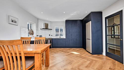 Exclusive Offers l Last-Minute Stay l Sleeps Up to 6 l Conveniently located near town Centre l restaurants l and local attractions l It offers easy access to the stunning Causeway Coast l Coleraine Hideout l WeStayBelfast - Foto 3