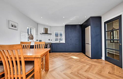 Exclusive Offers l Last-Minute Stay l Sleeps Up to 6 l Conveniently located near town Centre l restaurants l and local attractions l It offers easy access to the stunning Causeway Coast l Coleraine Hideout l WeStayBelfast - Foto 3