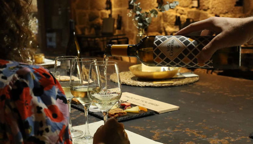 Sirviendo un vino blanco de Pazo de Toubes