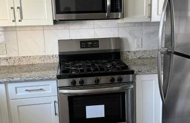 Amazing, Sunny, and Spacious! Steps to Campus! - Photo 4