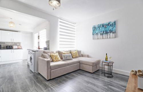 Comfy 4 Bed, Sleeps 8, fast WIFI, Contractor friendly - Foto 1